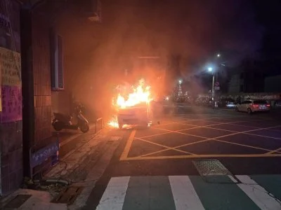 箱型車載化學品途中突起火　500CC發煙硝酸疑傾倒冒煙釀災