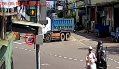 大車視覺差肇事！新北樹林機車砂石車相撞　女騎士卡車底消防隊員救出送醫