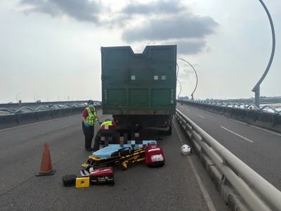 高屏大橋死亡車禍！25歲重機騎士撞大貨車車尾　送醫不治