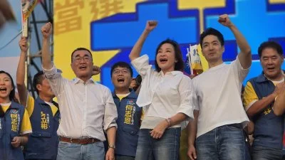 直擊／柯志恩3萬人造勢開嗆！10分鐘大進場　轟「龍捲風」來得快去得快