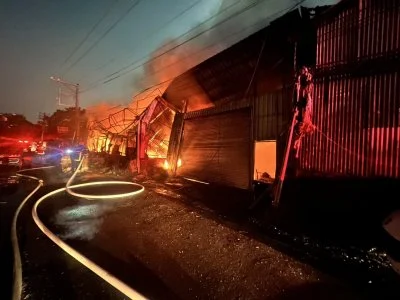 快訊／台南電腦器材回收場火警！火勢猛烈、濃煙竄出搶救中