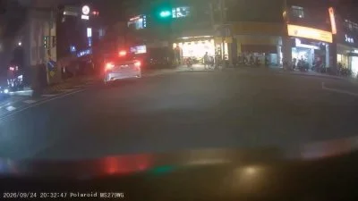 影／行人地獄！左轉車撞走斑馬線女子「捲車底拖行」　路人目擊驚悚過程尖叫