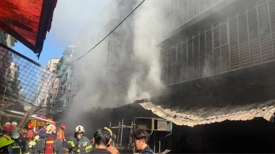 新莊大樓火警14人送醫疏散57人！　1樓早餐店與金紙店起火釀災  