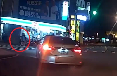 轉彎車未禮讓走斑馬線行人！　苗栗自小客車駕駛與女學生互嗆 