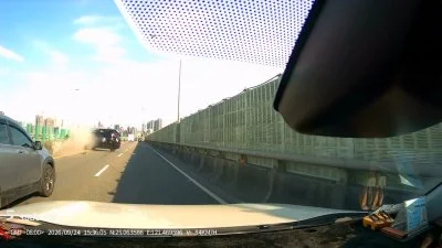 影／馬自達台64線切車道超車出事　失控自撞護欄「翻車滑行30公尺」