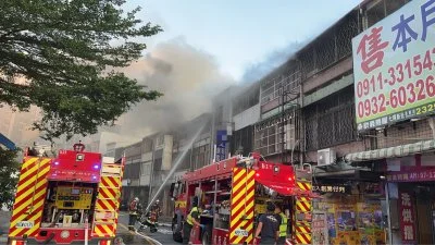 台中南區大慶街住宅竄濃煙！頂樓儲藏室起火延燒鄰宅　消防急撲滅