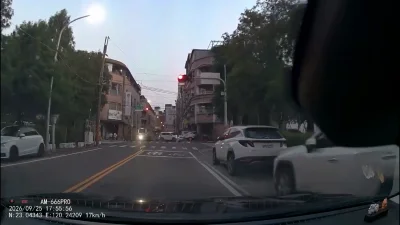 驚險畫面！車停等紅燈突遭後車撞上　失控往前再撞過馬路行人