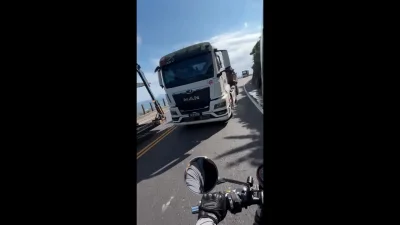 龜山島美景秒變驚魂！砂石車過彎「跨雙黃線逆向超車」逼近騎士　公司道歉終止合作