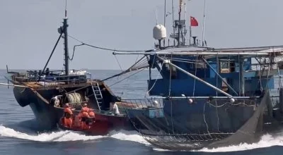 中秋連假中國漁船越界捕魚！　海巡強制登檢押返馬公港