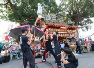 北屯土地公廟前驚見猛男健身!張又仁中秋快閃 500份幸運筊杯秒殺 北屯土地公廟前驚見猛男健身!張又仁中秋快閃 500份幸運筊杯秒殺