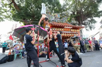 北屯土地公廟前驚見猛男健身！張又仁中秋快閃　500份幸運筊杯秒殺