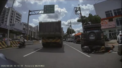 驚險！騎士才準備離開　前方汽車突倒車撞機車　台南玉井畫面曝