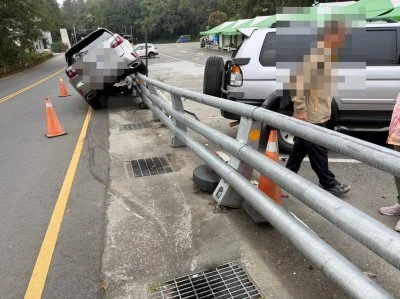 合歡山驚險一幕！休旅車「騎上護欄」車身懸斜　警：疑未注意路況