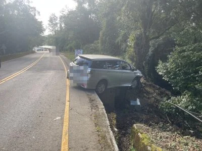 台14甲線又見車輛衝出路外！轎車「車頭栽進邊坡」卡路旁　所幸無人受傷