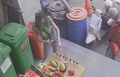 以為遇上靈異事件！台南供桌可樂全消失　監視器：外國女倒供杯喝