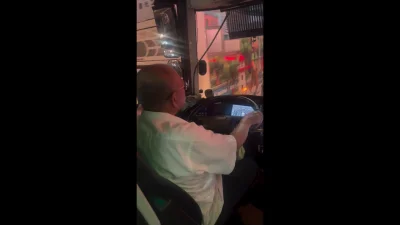 搭大都會客運一路聞菸味！乘客拍下司機疑在駕駛座抽菸　直呼「超扯」