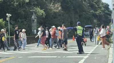 連假人潮湧埔里觀音瀑布！周邊道路塞爆　警方出動疏導籲勿違停、迴轉