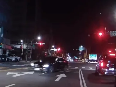 追捕畫面曝光！桃園賓士車拒檢衝撞逃逸　駕駛棄車落逃疑為通緝犯
