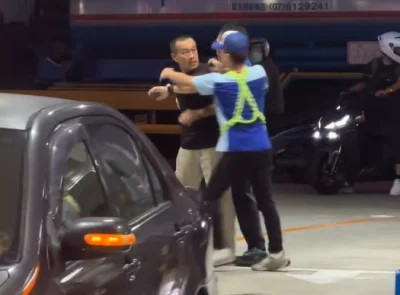 影／加油站爆扭打！阿伯疑不願移車擋道　被員工勸導嗆：為什麼我要往前？