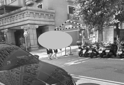 狠父！竟讓女兒掛「畜生」、「小偷」紙板遊街　警方逮捕送辦建請檢察官聲押