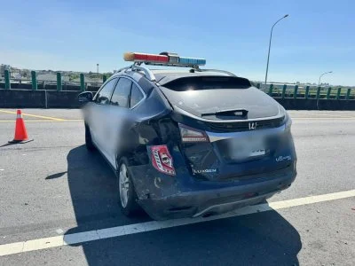 警車被撞！台78快速道路大貨車撞護欄　在場警戒虎尾分局巡邏車遭路過自小客車追撞
