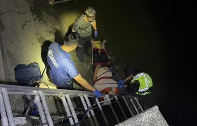 深夜抓螃蟹出意外！嘉義男失足摔落大排　警消架梯救援送醫