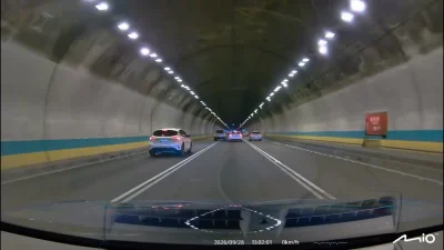 國3新店隧道驚險一幕！休旅車從內線一路往右偏　跨雙白線撞外側車