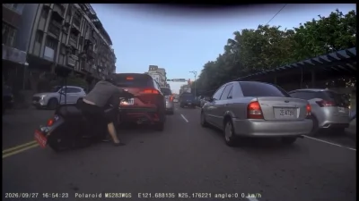 驚險瞬間！大型重機追撞前車「後輪狂滑」　騎士急救回險釀大事
