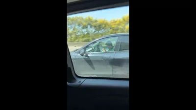 國1湖口特斯拉駕駛低頭滑手機！車輛持續行駛　副駕還在睡