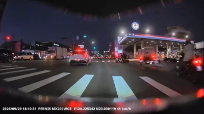 小貨車路口右轉撞機車！騎士瞬間倒地　後方行車紀錄器拍下驚險一幕