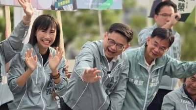 賴瑞隆啟動「陸空戰」！合體高雄隊站路口　一人分飾16角演「百變隆隆」