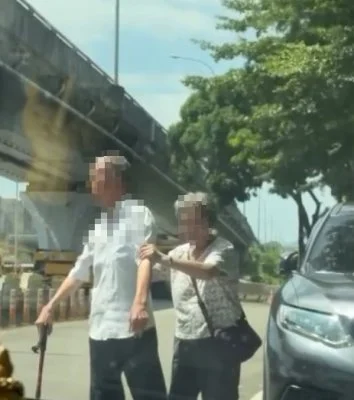72歲老翁行駛國道追撞前車　行動不便被人攙扶畫面曝光！