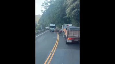 蘇花公路落石擋道！雙向大貨車司機都停車　一起下車搬石暖舉曝光