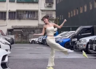 李多慧挑戰「閃身步」 浪子踢球竟踢飛拖鞋 她當場傻眼 李多慧挑戰「閃身步」 浪子踢球竟踢飛拖鞋 她當場傻眼