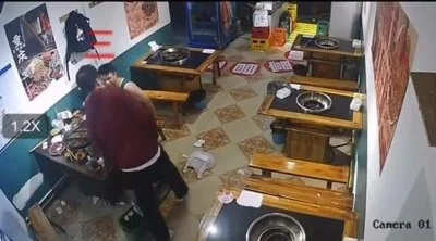 影／凌晨喝太醉慘了！陸男起身失衡倒下「臉直接砸進火鍋」　湯潑滿全身影片瘋傳