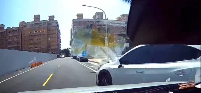 撞擊畫面曝光！桃園直行車被停車格切出車撞翻　駕駛手部被玻璃割傷  