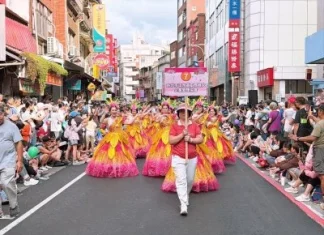 淡水老街變大型舞台!37組隊伍繽紛踩街 「橋好幸福」迎淡江大橋新氣象 淡水老街變大型舞台!37組隊伍繽紛踩街 「橋好幸福」迎淡江大橋新氣象