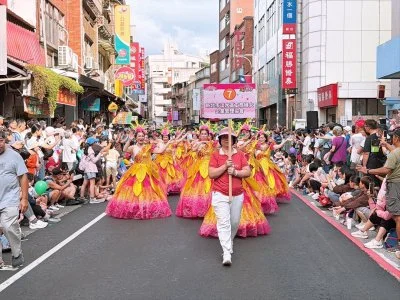 淡水老街變大型舞台！37組隊伍繽紛踩街　「橋好幸福」迎淡江大橋新氣象