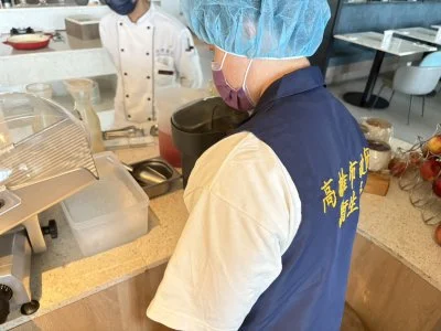 承億酒店食安疑慮！員工「無敵手套」挖冰、端餐盤又擦餐檯