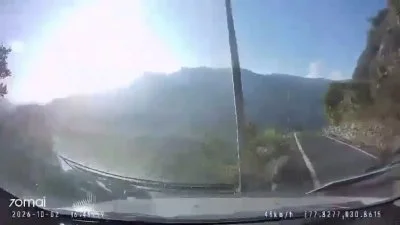 影／過彎失控掉100公尺深谷！印度駕駛山路撞電線桿墜崖　驚悚「第一視角畫面」瘋傳