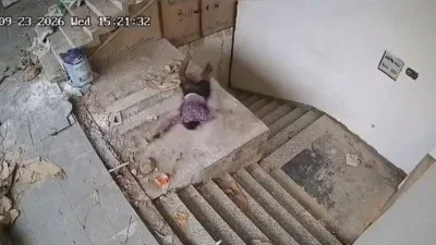 影／三樓粉刷突失衡！印度工人摔落「撞破木製平台再摔一樓」　當場身亡影片曝光