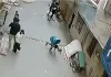 影/神救援!男童失足從2樓墜落 男子「衝上前徒手接住」驚險影片瘋傳 影/神救援!男童失足從2樓墜落 男子「衝上前徒手接住」驚險影片瘋傳