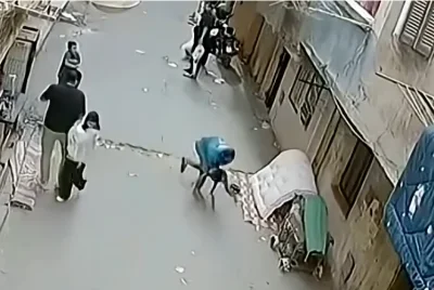 影／神救援！男童失足從2樓墜落　 男子「衝上前徒手接住」驚險影片瘋傳