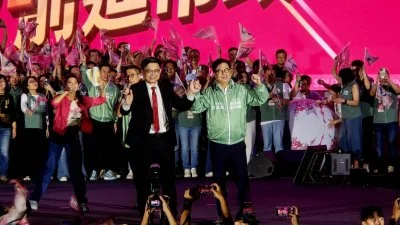 直擊／賴瑞隆、陳其邁合體大進場！手牽手催票「接關鍵四棒」