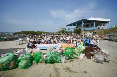 光田醫院號召親子淨灘！逾60名孩童走進龍井海岸　12年清出3.8公噸垃圾