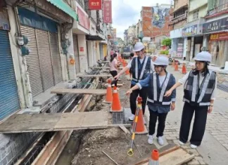 永樂街改善工程問題頻傳 温芝樺黃稜菇要求建立通報平台 彰市公所強調要求施工單位改善 並提供民眾申訴對話窗口 永樂街改善工程問題頻傳 温芝樺黃稜菇要求建立通報平台 彰市公所強調要求施工單位改善 並提供民眾申訴對話窗口