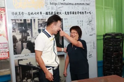 江啟臣清水市場掃街拜票　民眾搶摸「招牌大鼻子」沾福氣