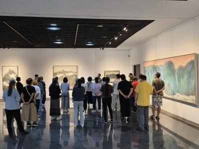 從礦石磨出山水色彩！林必强膠彩畫展台中登場　34件作品見證30年藝術路