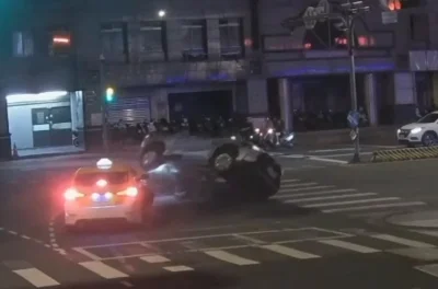 闖紅燈釀禍！土城計程車闖紅燈與另輛計程車相撞翻覆　兩駕駛受傷